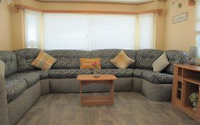 Modern 2 Bedroom Static Caravan - Lyons Kingsley Holiday Park - Pensarn, Abergele - Pet Friendly